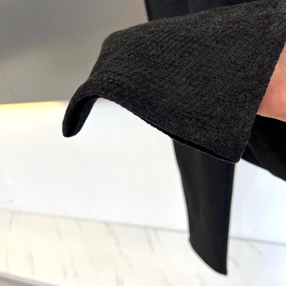 🌾Bur巴宝莉、2025秋冬新品男士休闲西裤长裤，以经典深灰色演绎现代英伦衣橱美学。该裤装采用直筒版型剪