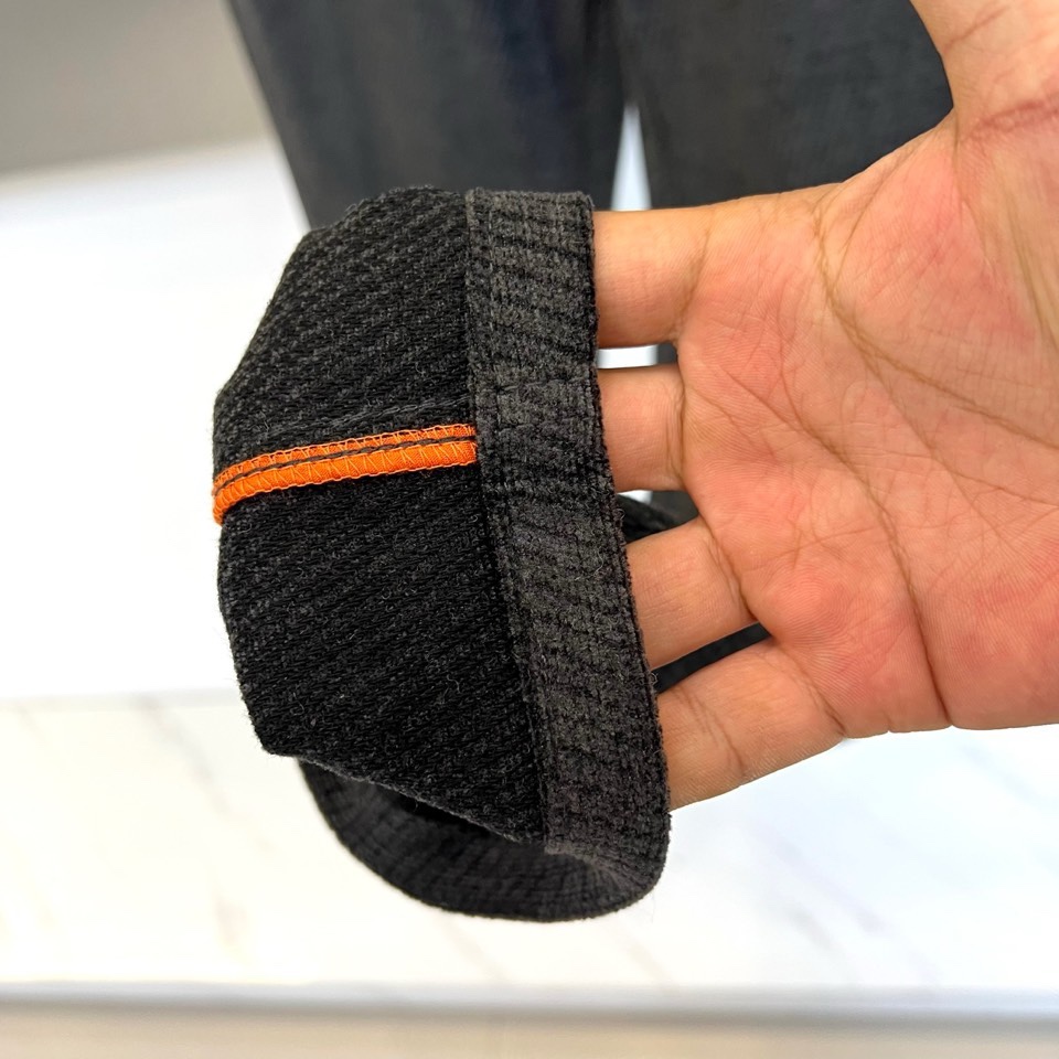 🌾Bur巴宝莉、2025秋冬新品男士休闲西裤长裤，以经典深灰色演绎现代英伦衣橱美学。该裤装采用直筒版型剪