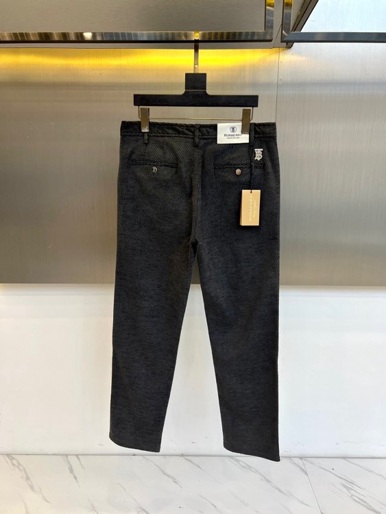 🌾Bur巴宝莉、2025秋冬新品男士休闲西裤长裤，以经典深灰色演绎现代英伦衣橱美学。该裤装采用直筒版型剪
