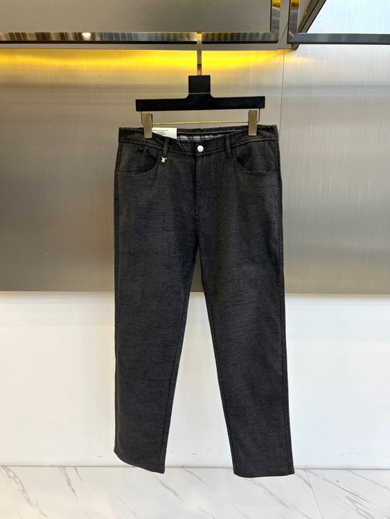 🌾Bur巴宝莉、2025秋冬新品男士休闲西裤长裤，以经典深灰色演绎现代英伦衣橱美学。该裤装采用直筒版型剪