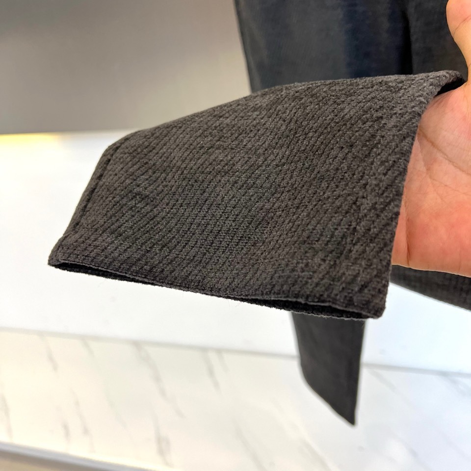 🌾Bur巴宝莉、2025秋冬新品男士休闲西裤长裤，以经典深灰色演绎现代英伦衣橱美学。该裤装采用直筒版型剪