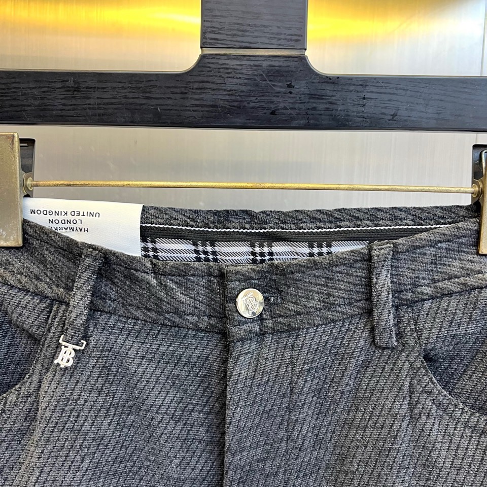 🌾Bur巴宝莉、2025秋冬新品男士休闲西裤长裤，以经典深灰色演绎现代英伦衣橱美学。该裤装采用直筒版型剪