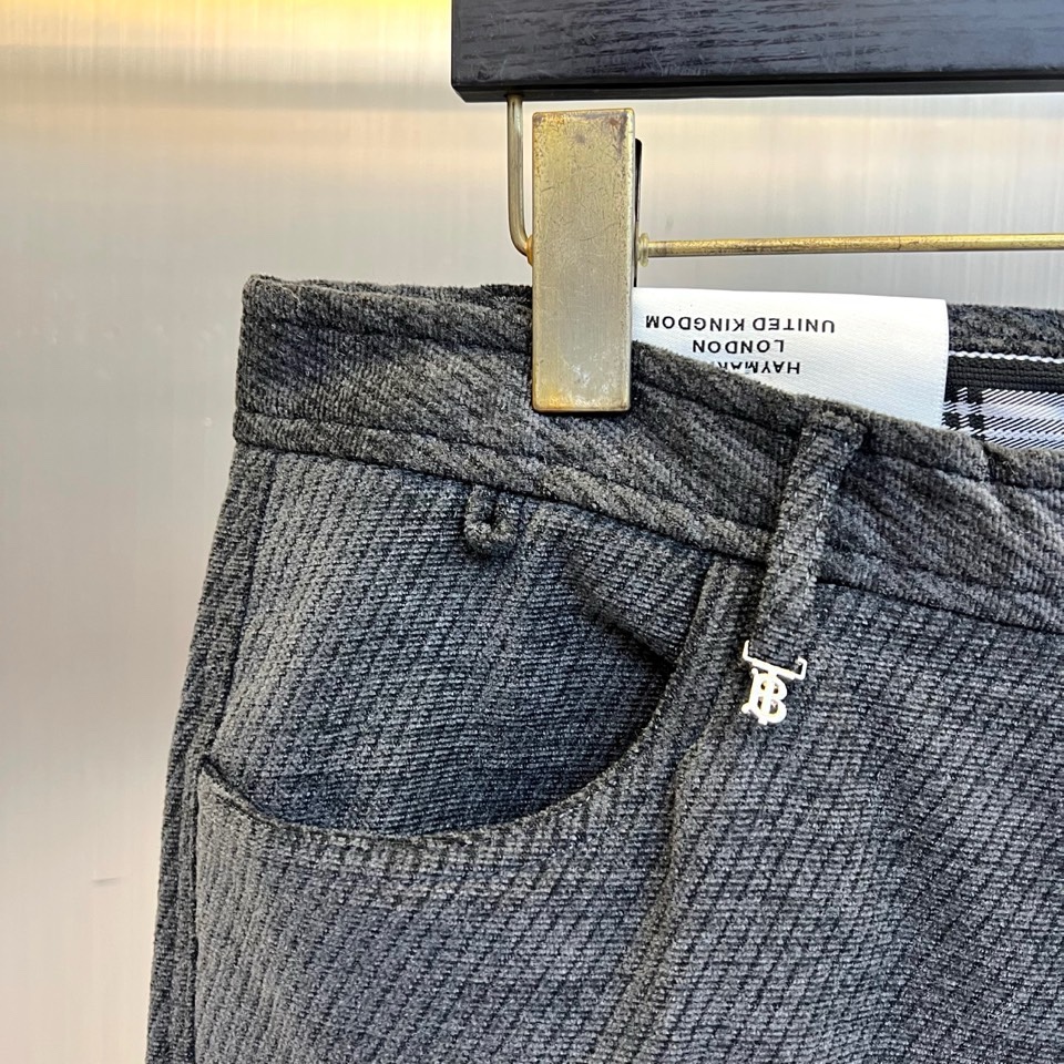 🌾Bur巴宝莉、2025秋冬新品男士休闲西裤长裤，以经典深灰色演绎现代英伦衣橱美学。该裤装采用直筒版型剪