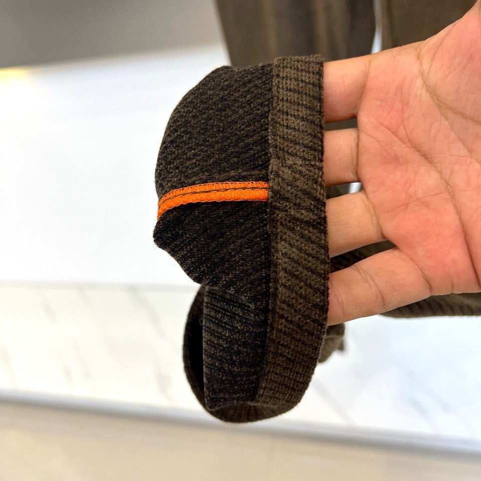 🌾Bur巴宝莉、2025秋冬新品男士休闲西裤长裤，以经典深灰色演绎现代英伦衣橱美学。该裤装采用直筒版型剪