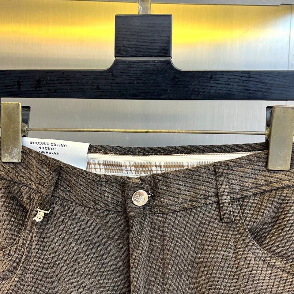 🌾Bur巴宝莉、2025秋冬新品男士休闲西裤长裤，以经典深灰色演绎现代英伦衣橱美学。该裤装采用直筒版型剪