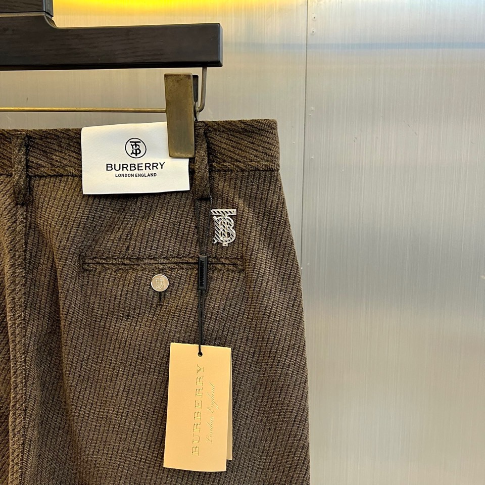 🌾Bur巴宝莉、2025秋冬新品男士休闲西裤长裤，以经典深灰色演绎现代英伦衣橱美学。该裤装采用直筒版型剪