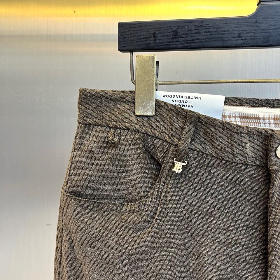 🌾Bur巴宝莉、2025秋冬新品男士休闲西裤长裤，以经典深灰色演绎现代英伦衣橱美学。该裤装采用直筒版型剪