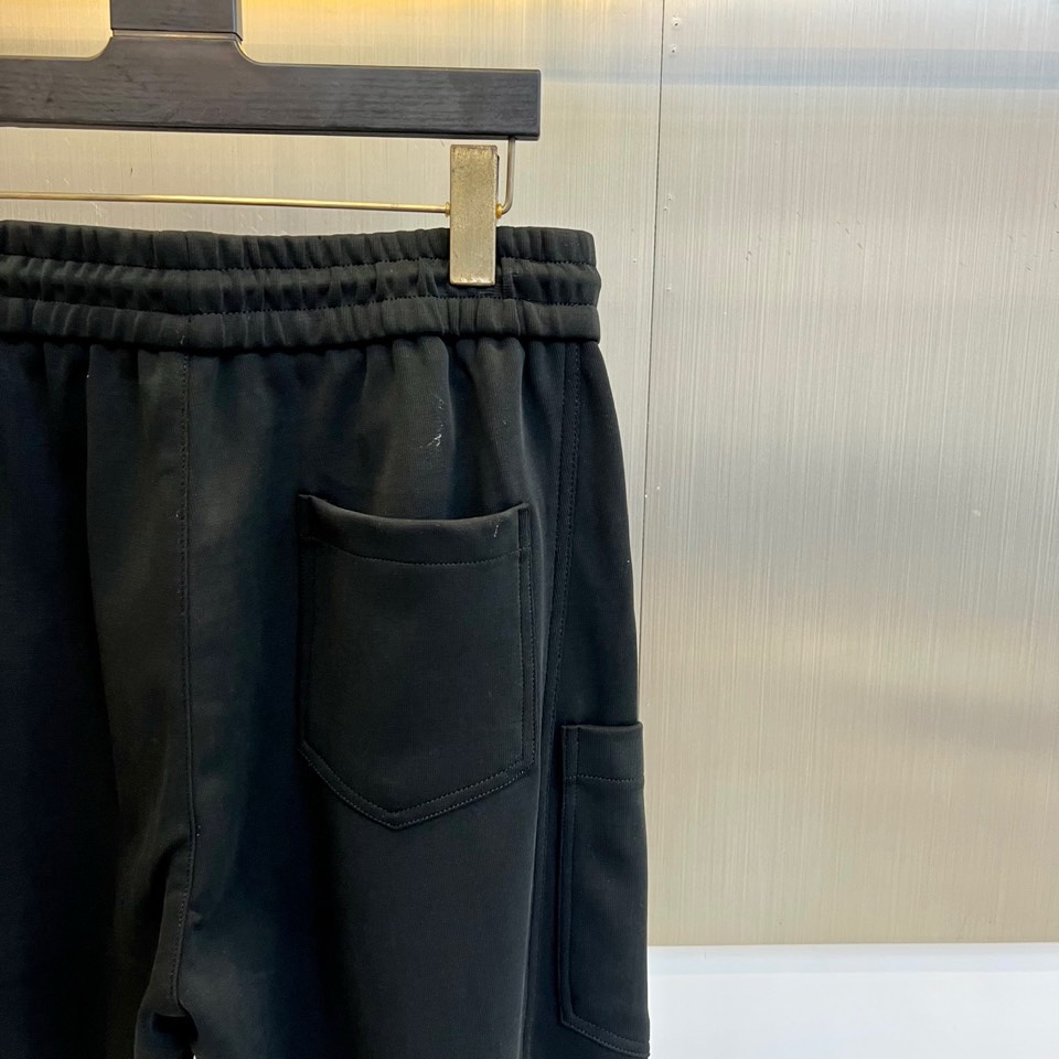 🌾Louis Vuitton 2025秋冬男士加绒长裤，以浅灰色调演绎现代休闲风尚。直筒剪裁营造流畅线条