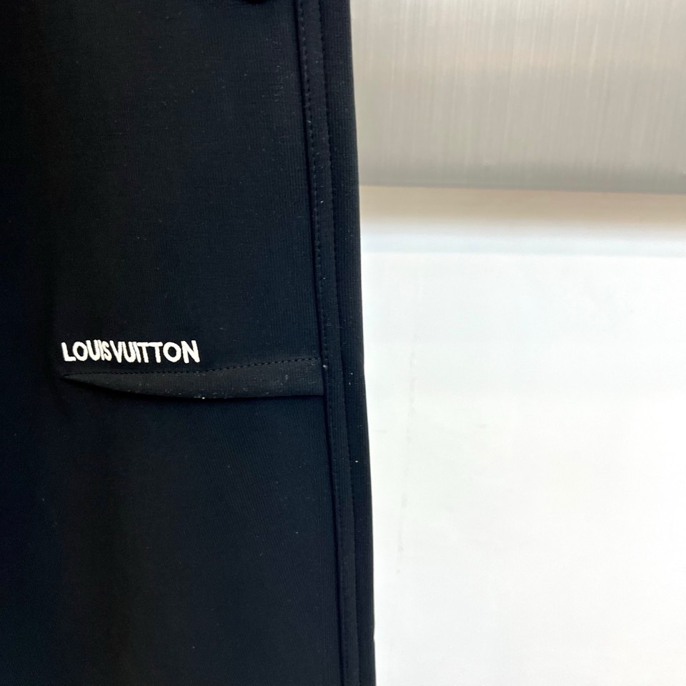 🌾Louis Vuitton 2025秋冬男士加绒长裤，以浅灰色调演绎现代休闲风尚。直筒剪裁营造流畅线条
