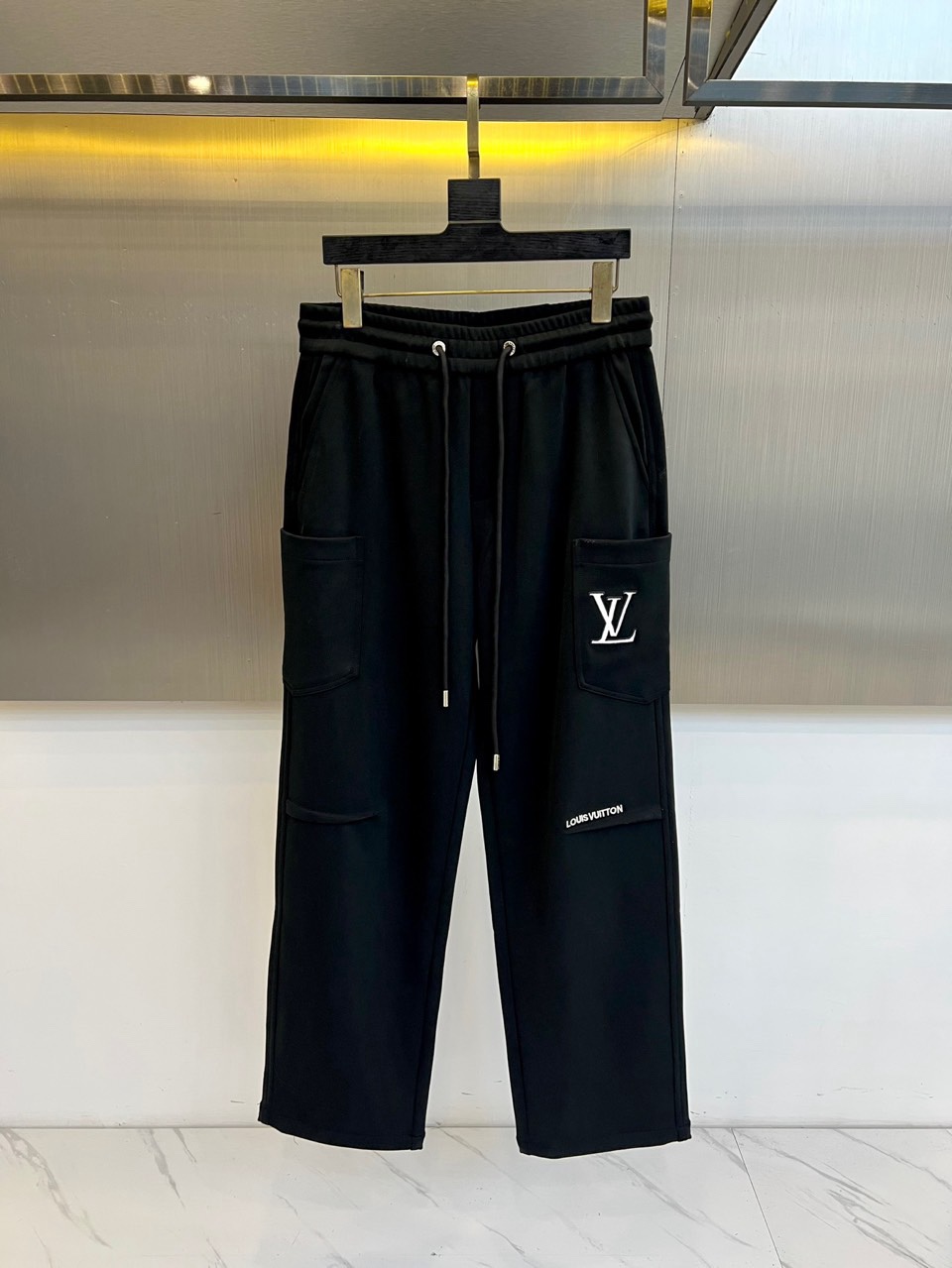 🌾Louis Vuitton 2025秋冬男士加绒长裤，以浅灰色调演绎现代休闲风尚。直筒剪裁营造流畅线条