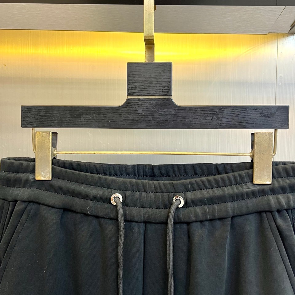 🌾Louis Vuitton 2025秋冬男士加绒长裤，以浅灰色调演绎现代休闲风尚。直筒剪裁营造流畅线条