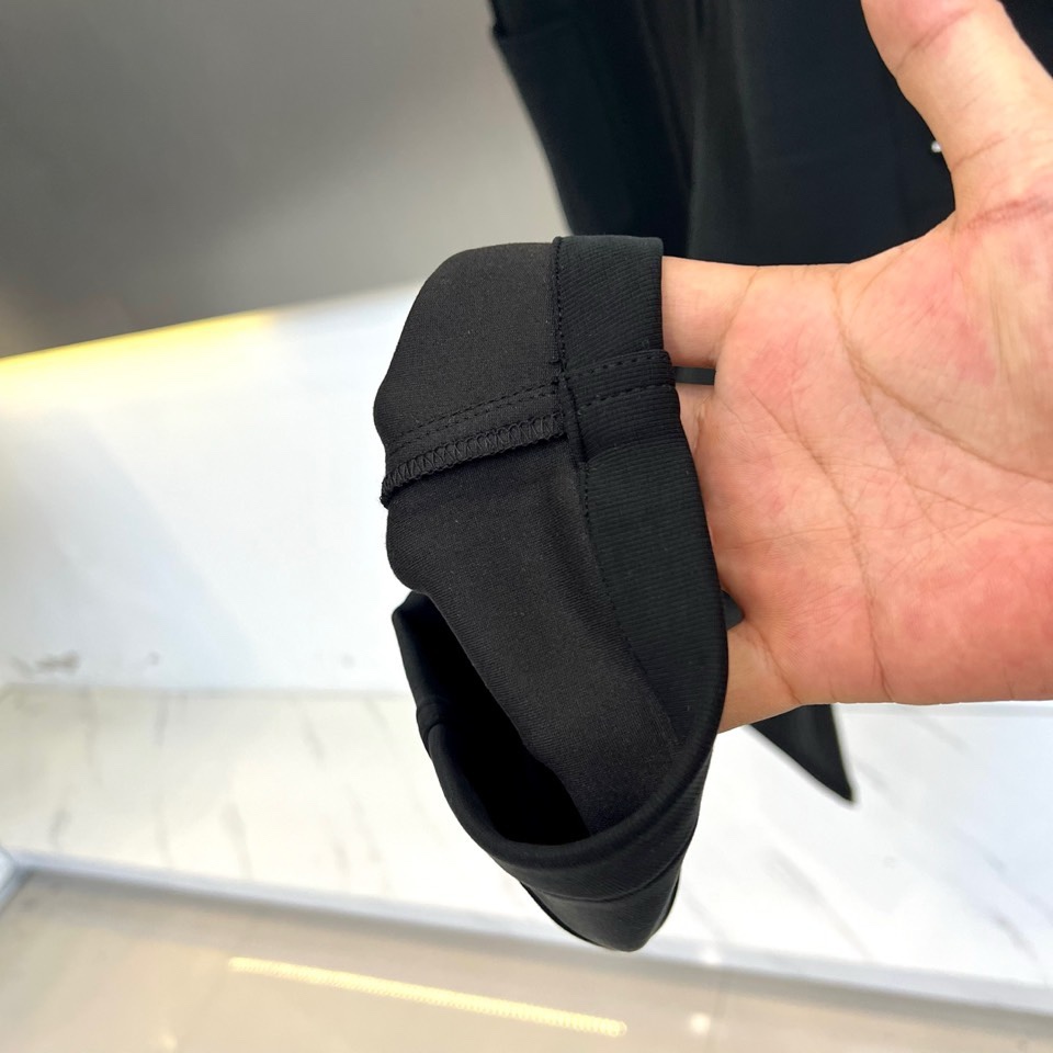 🌾Louis Vuitton 2025秋冬男士加绒长裤，以浅灰色调演绎现代休闲风尚。直筒剪裁营造流畅线条