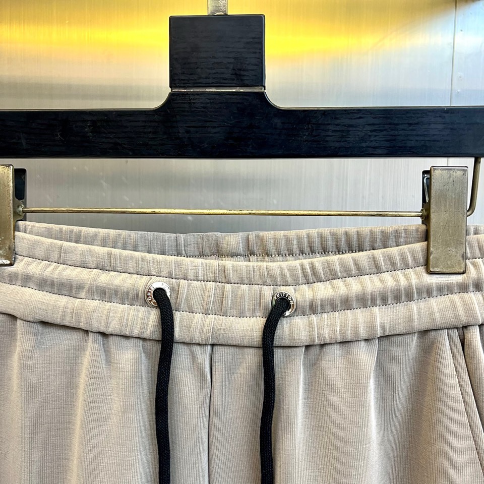 🌾Louis Vuitton 2025秋冬男士加绒长裤，以浅灰色调演绎现代休闲风尚。直筒剪裁营造流畅线条