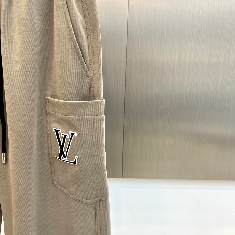 🌾Louis Vuitton 2025秋冬男士加绒长裤，以浅灰色调演绎现代休闲风尚。直筒剪裁营造流畅线条