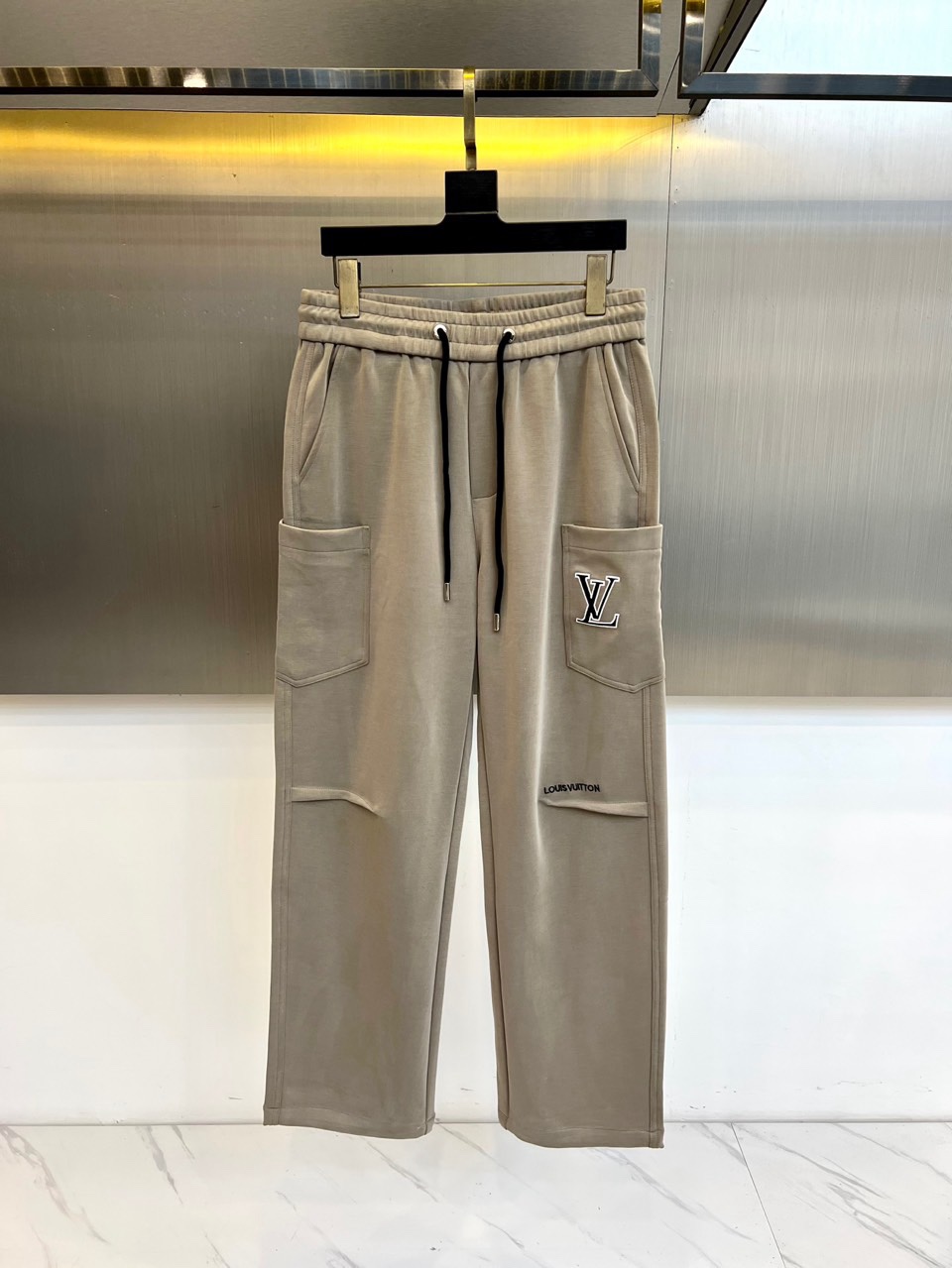 🌾Louis Vuitton 2025秋冬男士加绒长裤，以浅灰色调演绎现代休闲风尚。直筒剪裁营造流畅线条