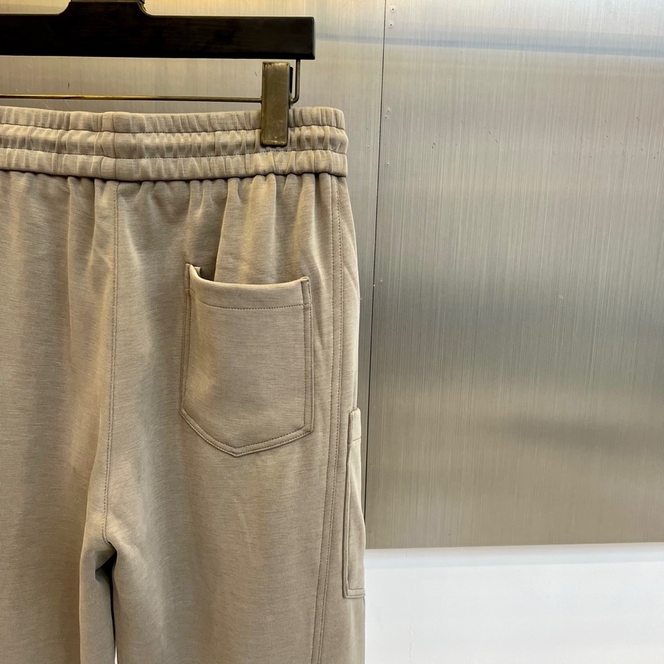 🌾Louis Vuitton 2025秋冬男士加绒长裤，以浅灰色调演绎现代休闲风尚。直筒剪裁营造流畅线条