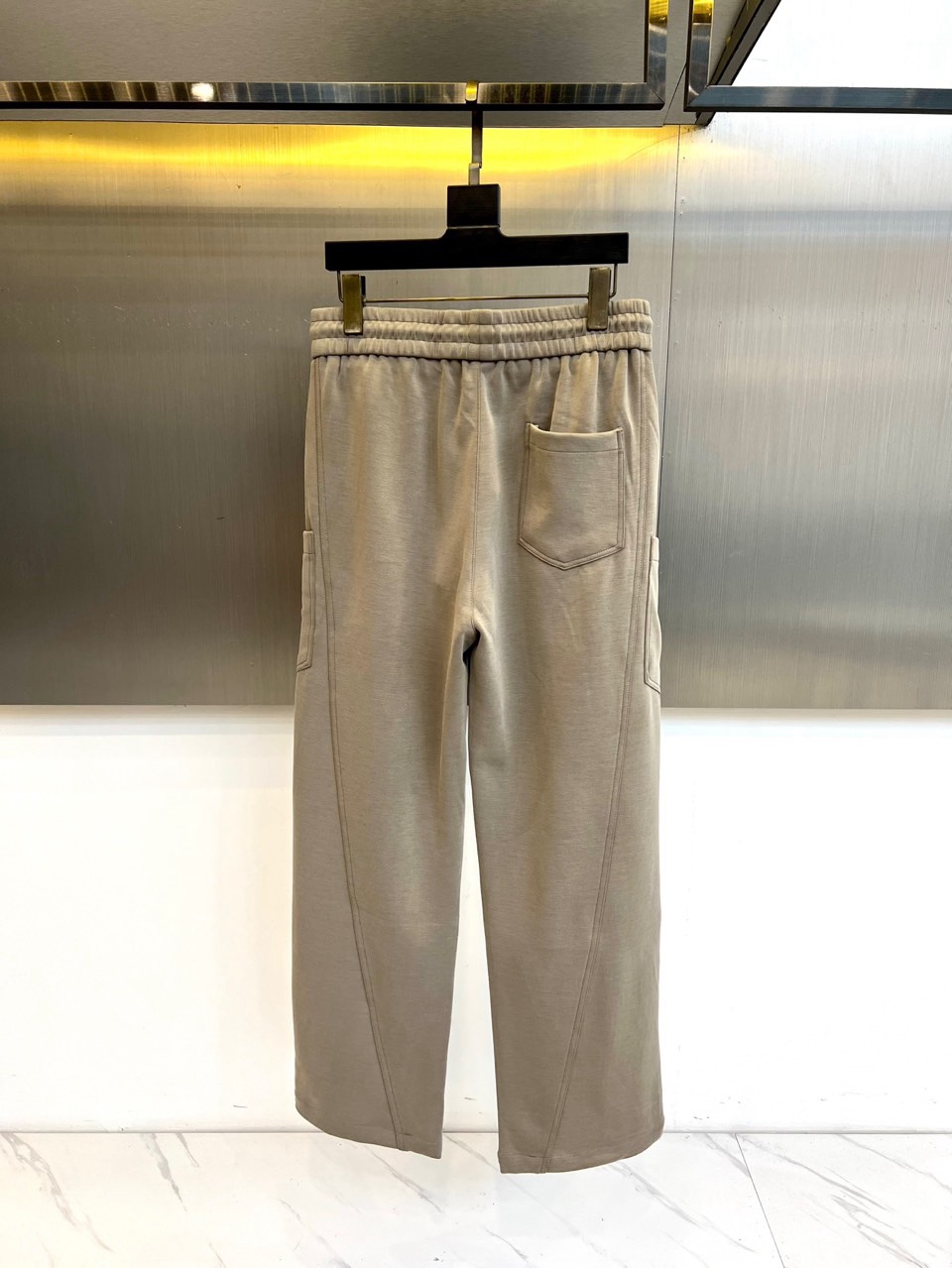 🌾Louis Vuitton 2025秋冬男士加绒长裤，以浅灰色调演绎现代休闲风尚。直筒剪裁营造流畅线条