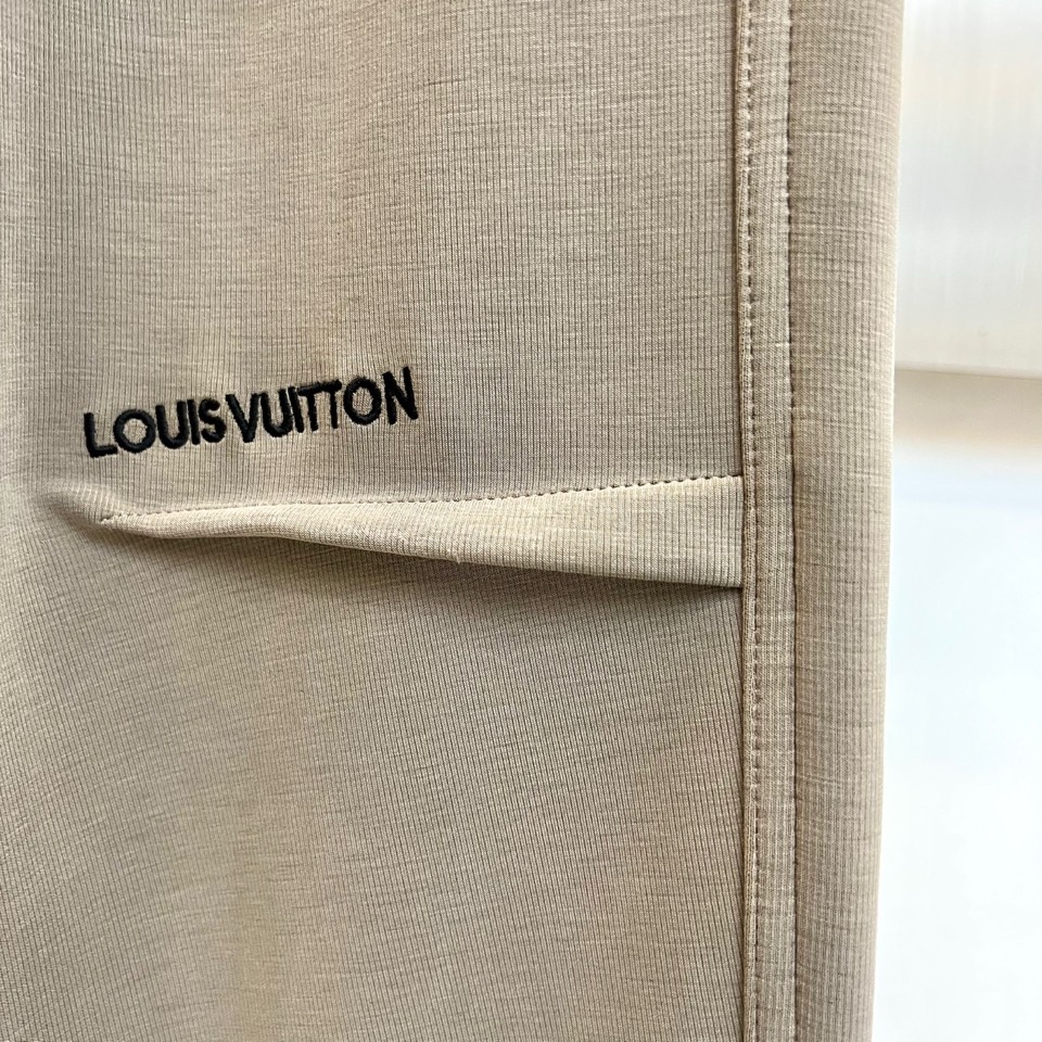 🌾Louis Vuitton 2025秋冬男士加绒长裤，以浅灰色调演绎现代休闲风尚。直筒剪裁营造流畅线条