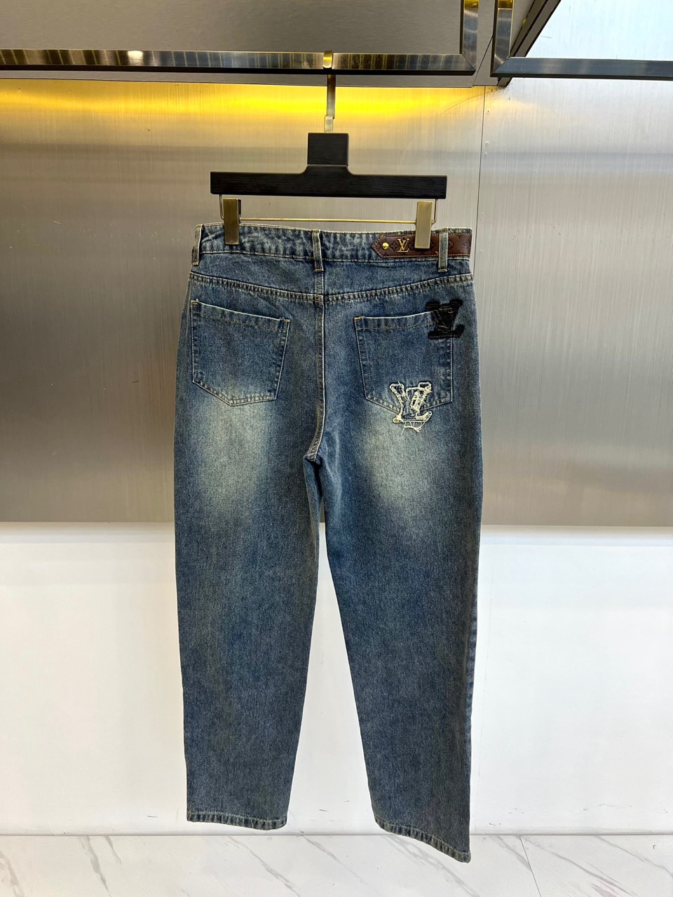 🌾1v威登、2025秋冬新品牛仔裤，以经典深蓝色丹宁面料打造宽松直筒廓形，展现出复古与现代感的完美平衡。