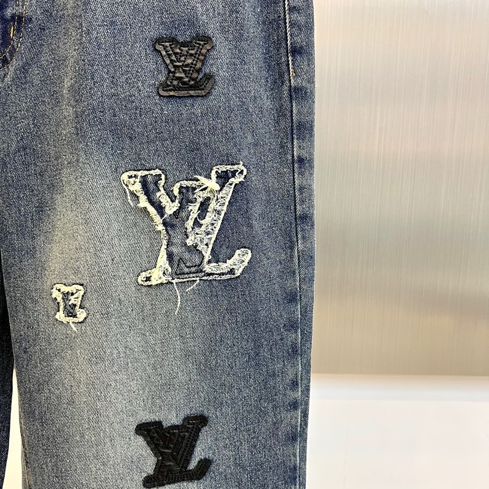 🌾1v威登、2025秋冬新品牛仔裤，以经典深蓝色丹宁面料打造宽松直筒廓形，展现出复古与现代感的完美平衡。