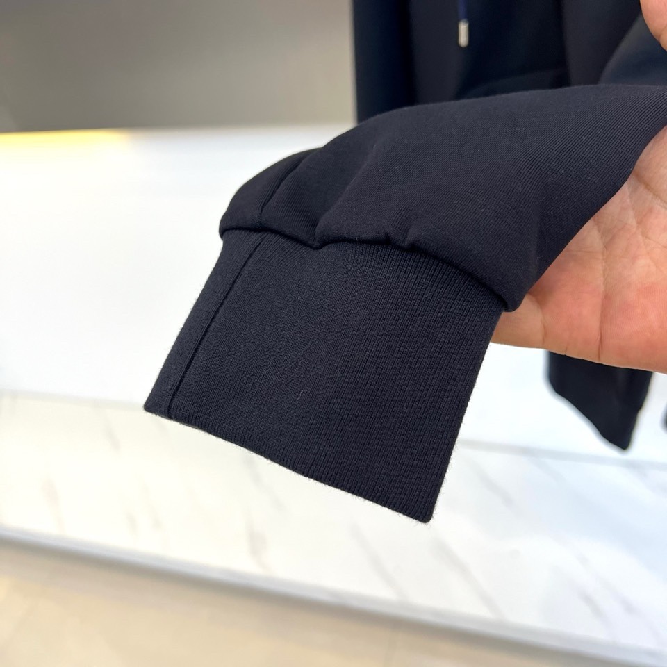 🌾Loro Piana 2025秋冬新品运动套装，本套装由上装连帽拉链卫衣与同色系直筒休闲裤组成，风格和