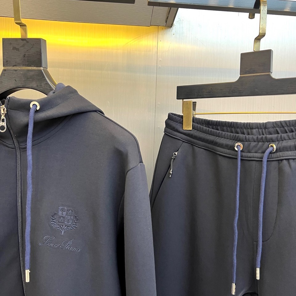 🌾Loro Piana 2025秋冬新品运动套装，本套装由上装连帽拉链卫衣与同色系直筒休闲裤组成，风格和