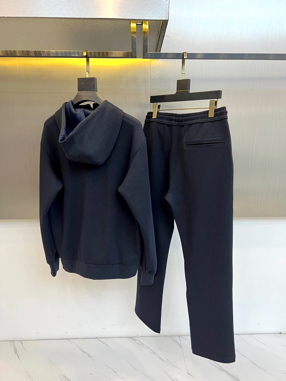 🌾Loro Piana 2025秋冬新品运动套装，本套装由上装连帽拉链卫衣与同色系直筒休闲裤组成，风格和