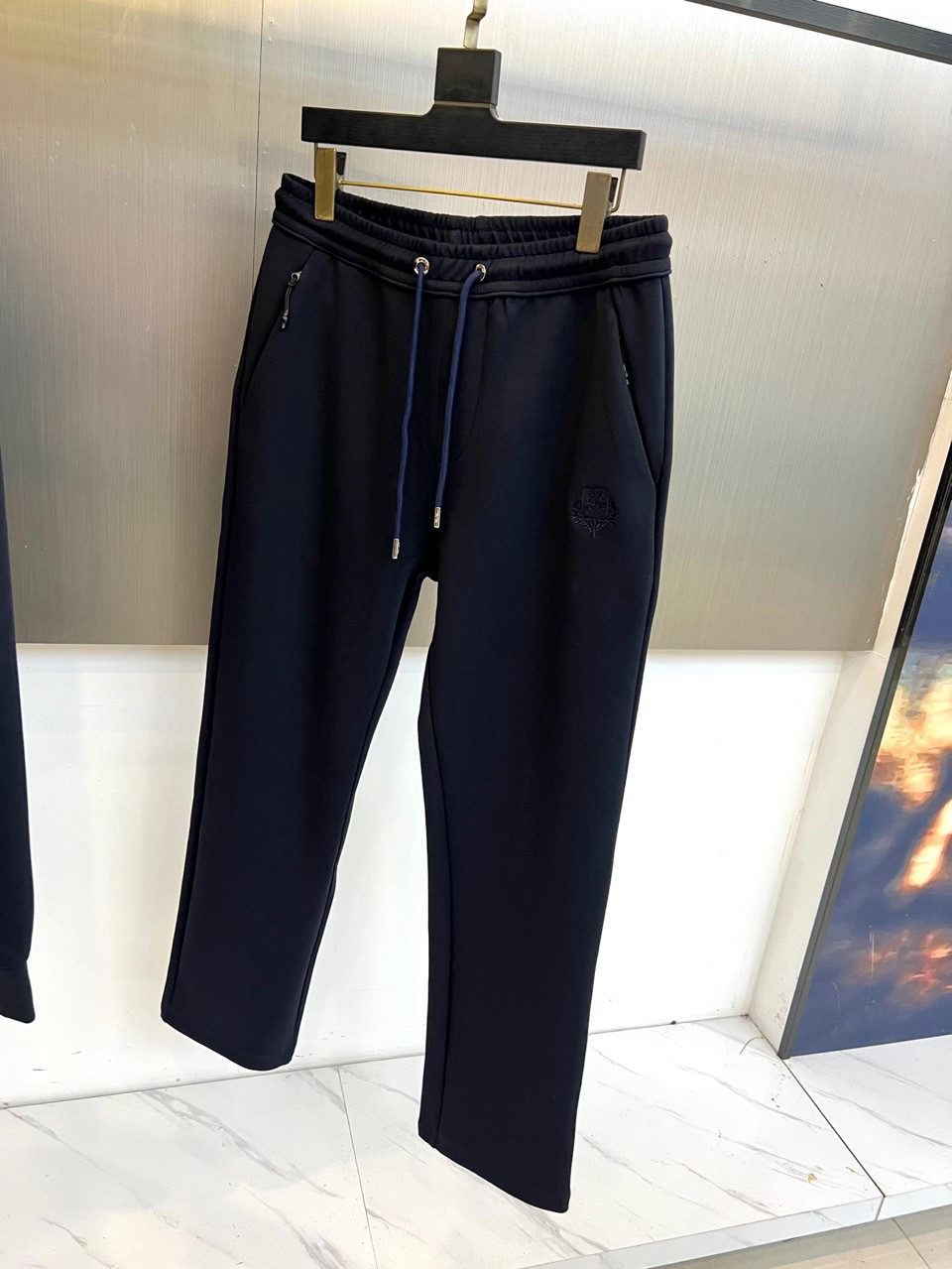 🌾Loro Piana 2025秋冬新品运动套装，本套装由上装连帽拉链卫衣与同色系直筒休闲裤组成，风格和