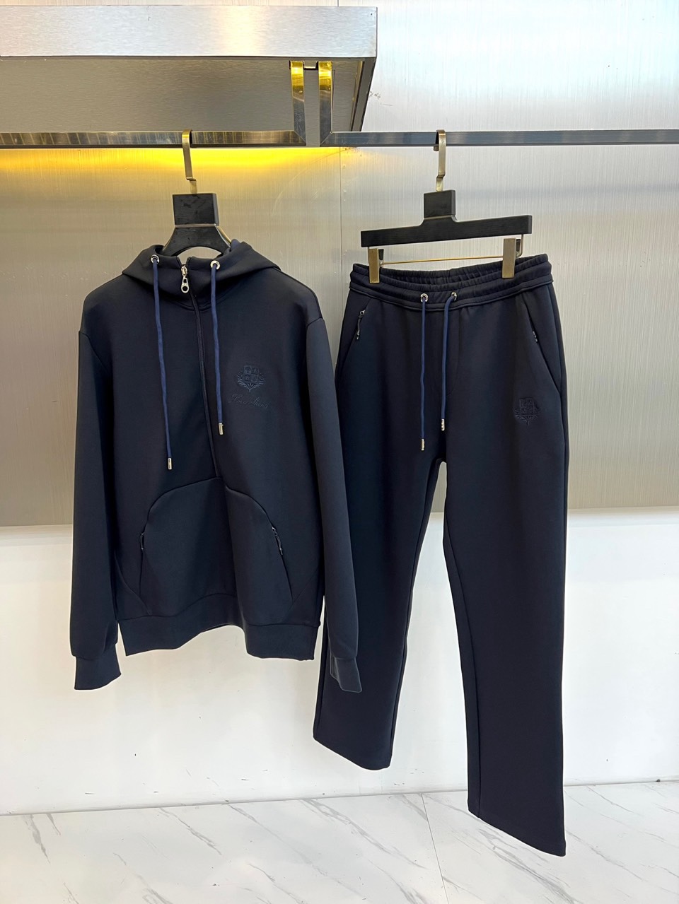 🌾Loro Piana 2025秋冬新品运动套装，本套装由上装连帽拉链卫衣与同色系直筒休闲裤组成，风格和