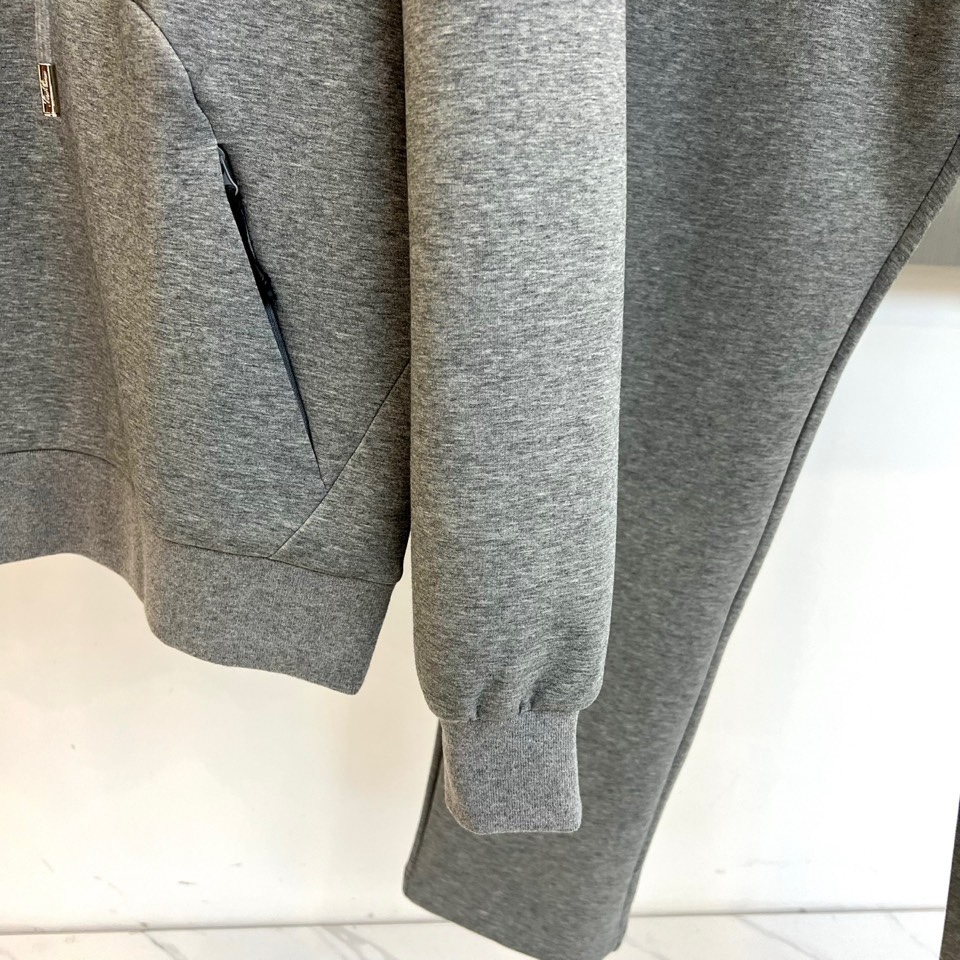 🌾Loro Piana 2025秋冬新品运动套装，本套装由上装连帽拉链卫衣与同色系直筒休闲裤组成，风格和