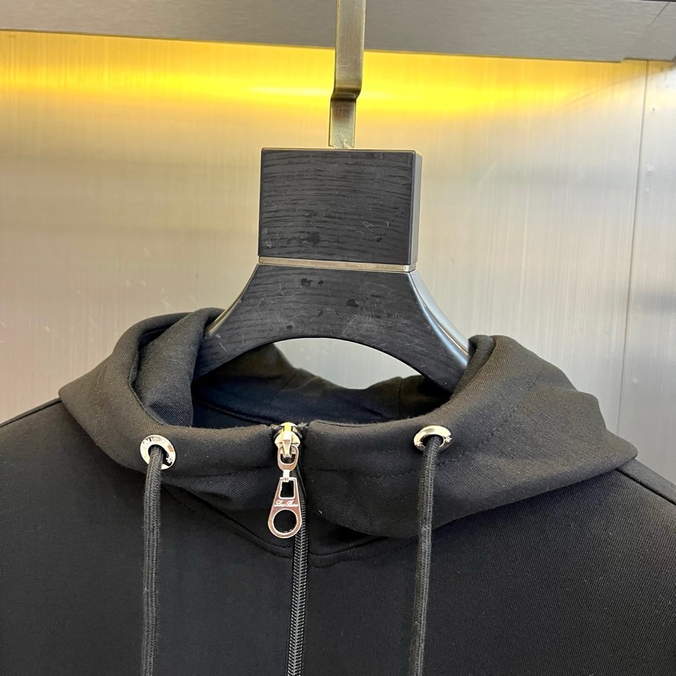 🌾Loro Piana 2025秋冬新品运动套装，本套装由上装连帽拉链卫衣与同色系直筒休闲裤组成，风格和