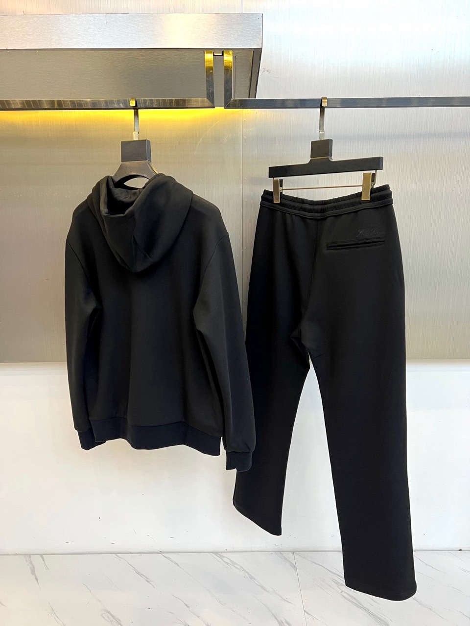 🌾Loro Piana 2025秋冬新品运动套装，本套装由上装连帽拉链卫衣与同色系直筒休闲裤组成，风格和