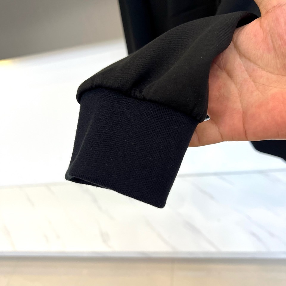 🌾Loro Piana 2025秋冬新品运动套装，本套装由上装连帽拉链卫衣与同色系直筒休闲裤组成，风格和