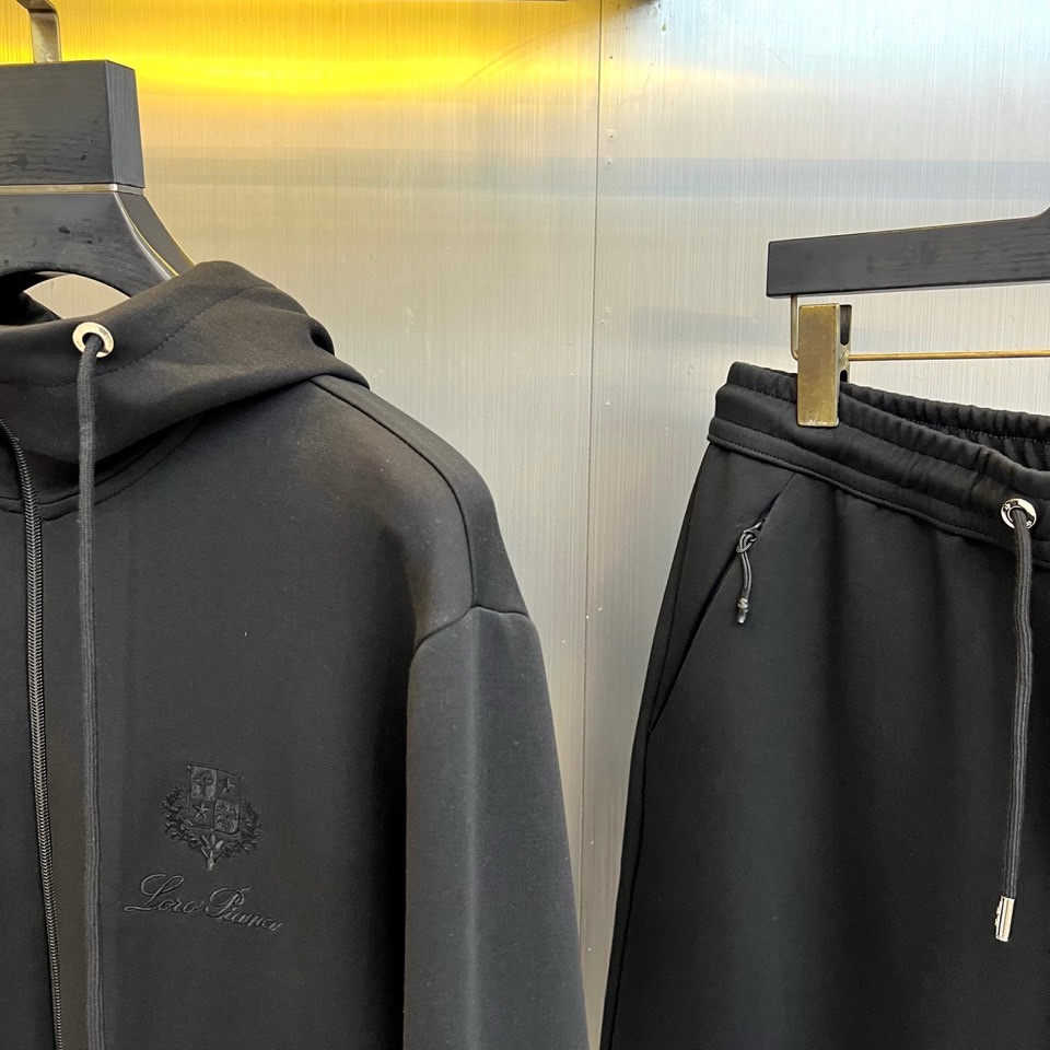 🌾Loro Piana 2025秋冬新品运动套装，本套装由上装连帽拉链卫衣与同色系直筒休闲裤组成，风格和