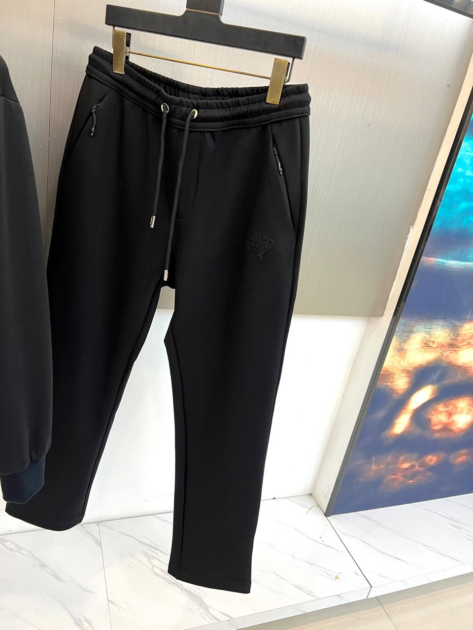 🌾Loro Piana 2025秋冬新品运动套装，本套装由上装连帽拉链卫衣与同色系直筒休闲裤组成，风格和