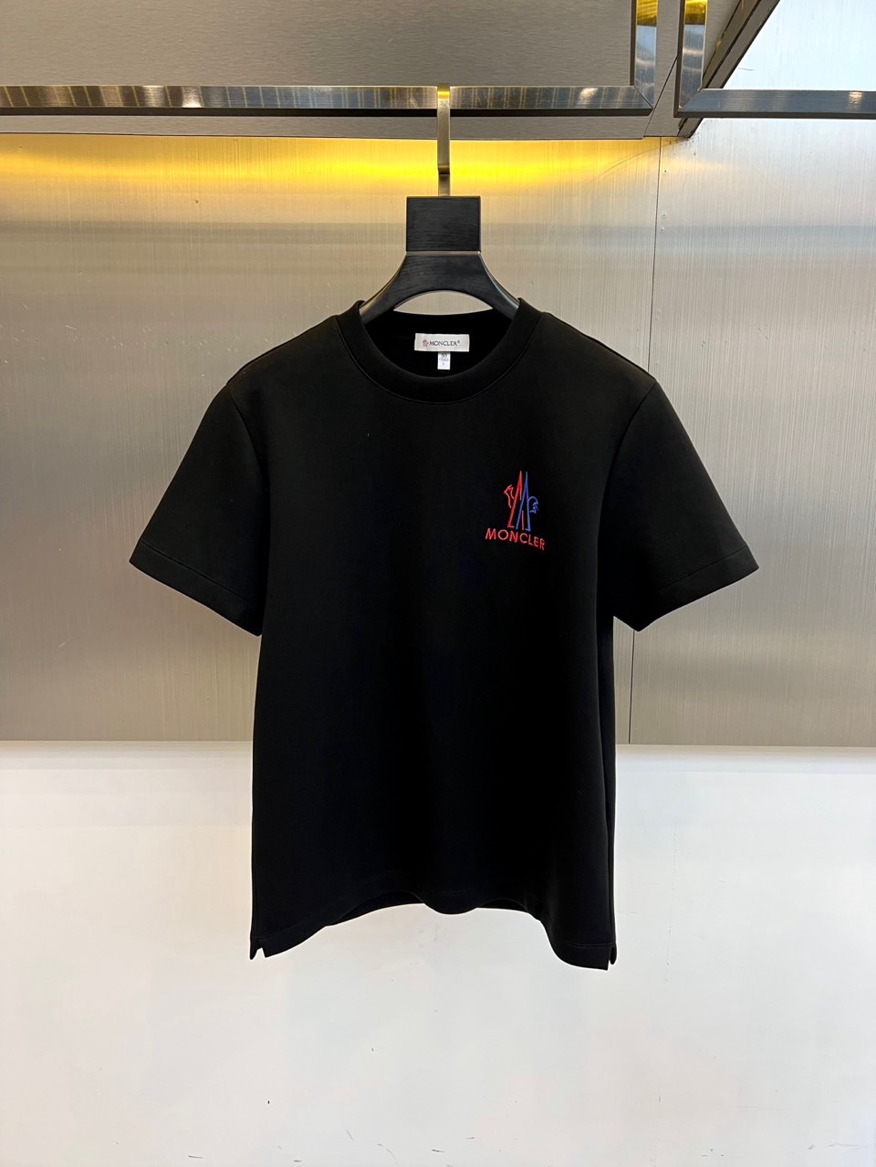 🌾Mon蒙口、2025秋冬新品，空气层短袖T恤，以简约白色演绎都市活力。圆领设计贴合舒适，胸前经典红蓝配