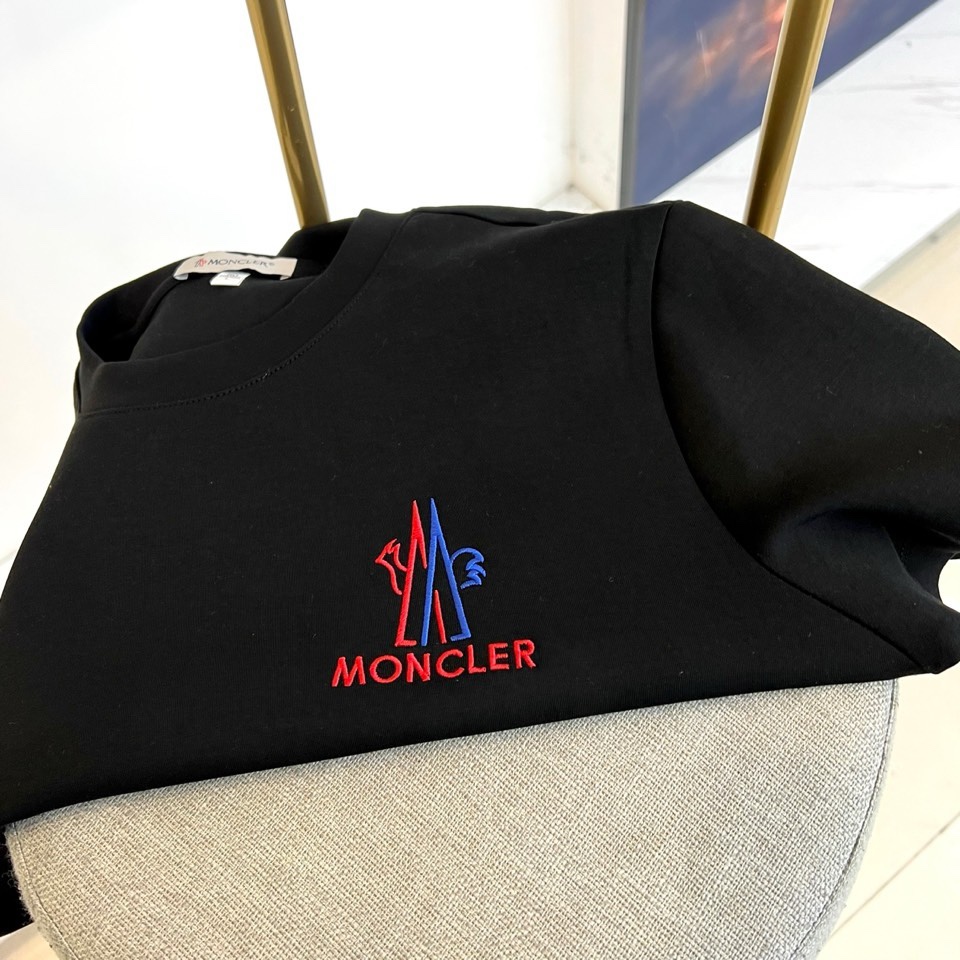 🌾Mon蒙口、2025秋冬新品，空气层短袖T恤，以简约白色演绎都市活力。圆领设计贴合舒适，胸前经典红蓝配