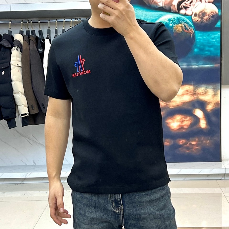 🌾Mon蒙口、2025秋冬新品，空气层短袖T恤，以简约白色演绎都市活力。圆领设计贴合舒适，胸前经典红蓝配