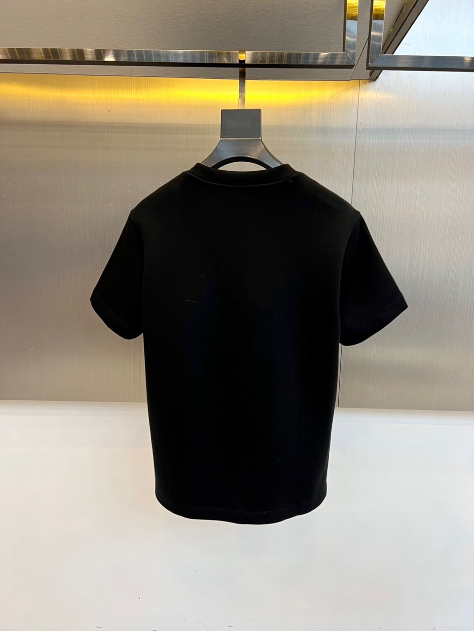 🌾Mon蒙口、2025秋冬新品，空气层短袖T恤，以简约白色演绎都市活力。圆领设计贴合舒适，胸前经典红蓝配