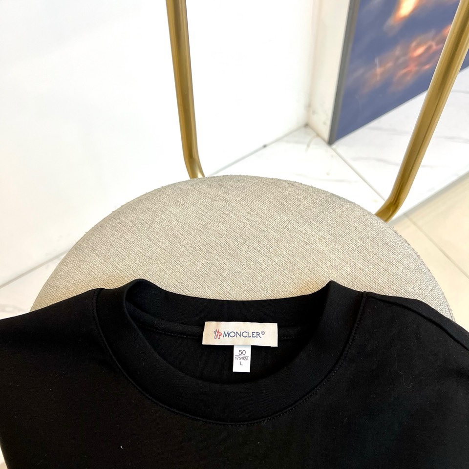 🌾Mon蒙口、2025秋冬新品，空气层短袖T恤，以简约白色演绎都市活力。圆领设计贴合舒适，胸前经典红蓝配