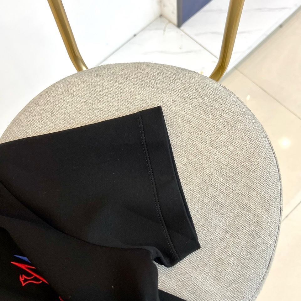 🌾Mon蒙口、2025秋冬新品，空气层短袖T恤，以简约白色演绎都市活力。圆领设计贴合舒适，胸前经典红蓝配