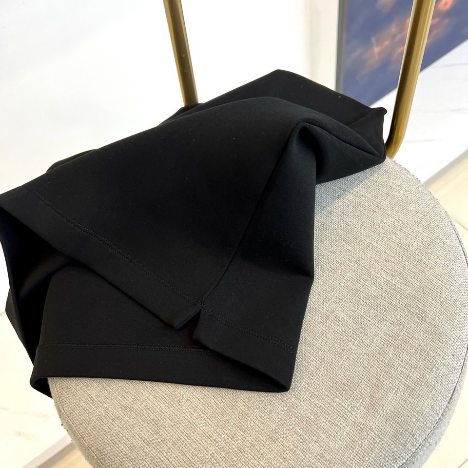 🌾Mon蒙口、2025秋冬新品，空气层短袖T恤，以简约白色演绎都市活力。圆领设计贴合舒适，胸前经典红蓝配