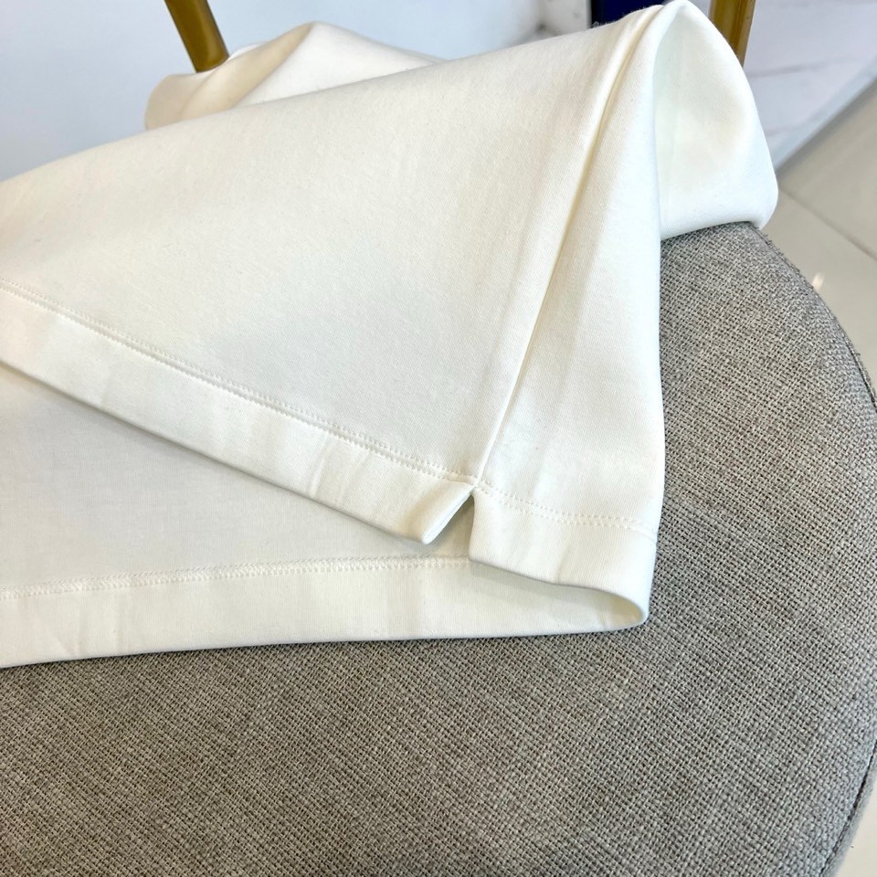 🌾Mon蒙口、2025秋冬新品，空气层短袖T恤，以简约白色演绎都市活力。圆领设计贴合舒适，胸前经典红蓝配