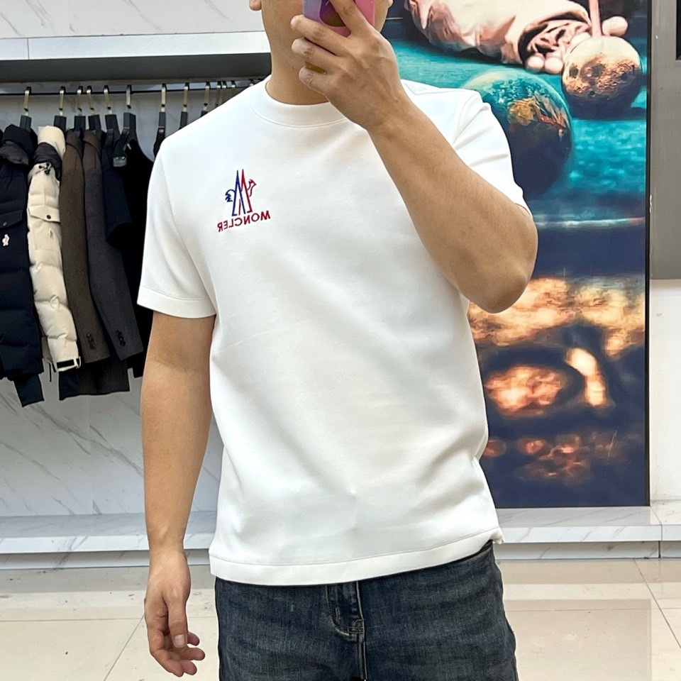 🌾Mon蒙口、2025秋冬新品，空气层短袖T恤，以简约白色演绎都市活力。圆领设计贴合舒适，胸前经典红蓝配