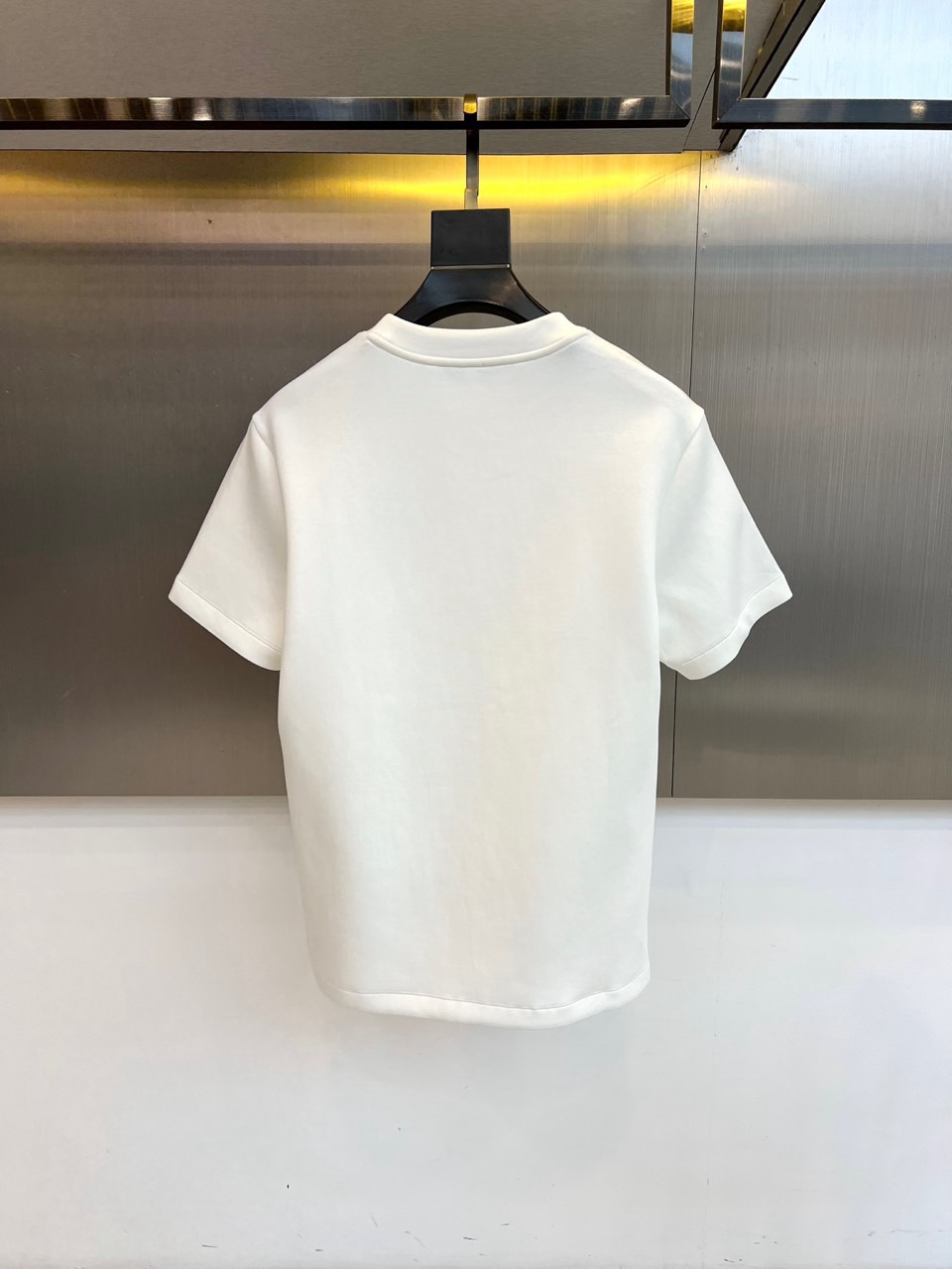 🌾Mon蒙口、2025秋冬新品，空气层短袖T恤，以简约白色演绎都市活力。圆领设计贴合舒适，胸前经典红蓝配