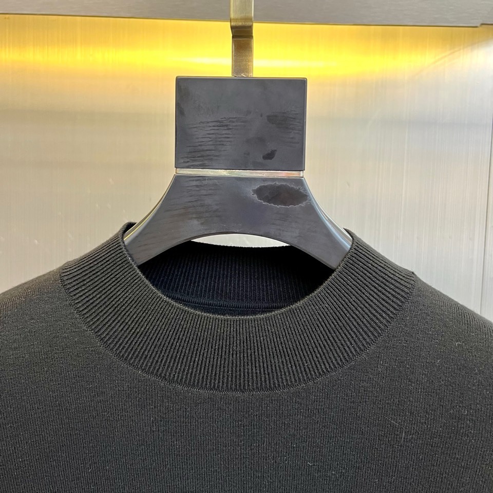 🌾Kiton 2025秋冬新品男士羊毛🐑针织衫，这款半高领针织衫采用47.8%羊毛、27.3%腈纶、15