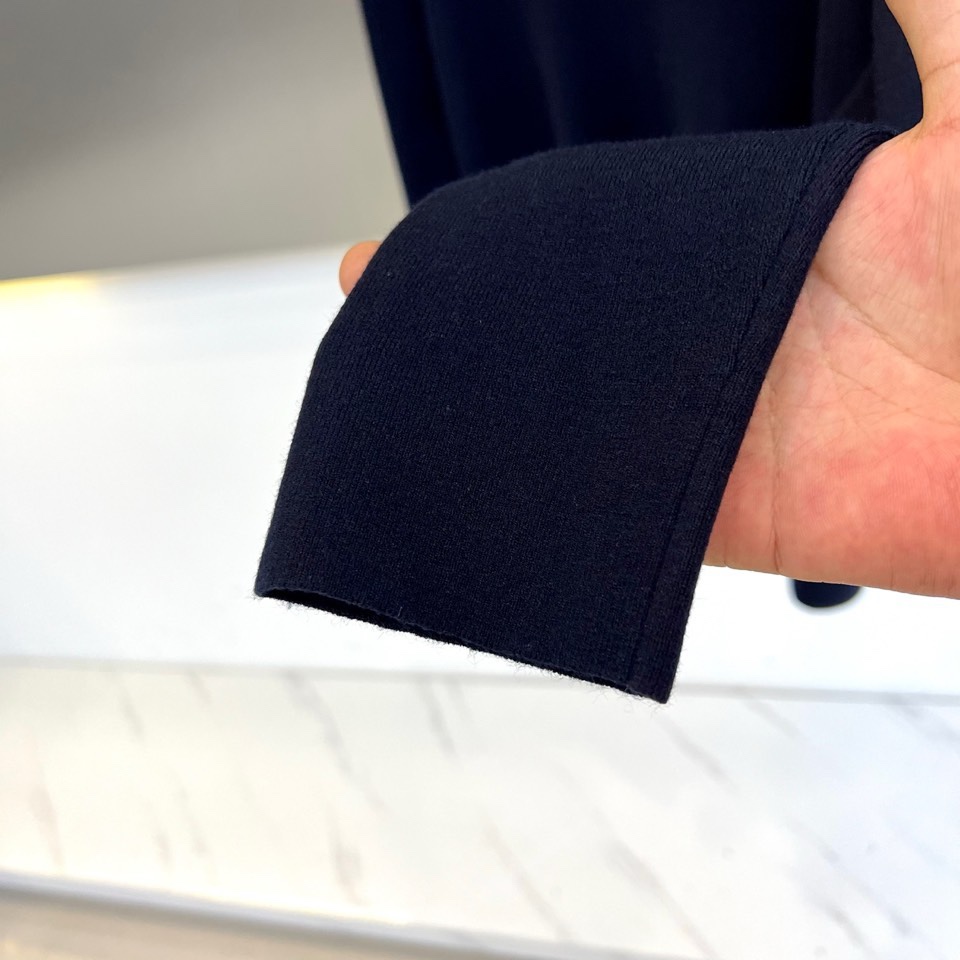 🌾Kiton 2025秋冬新品男士羊毛🐑针织衫，这款半高领针织衫采用47.8%羊毛、27.3%腈纶、15