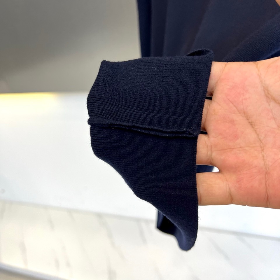 🌾Kiton 2025秋冬新品男士羊毛🐑针织衫，这款半高领针织衫采用47.8%羊毛、27.3%腈纶、15