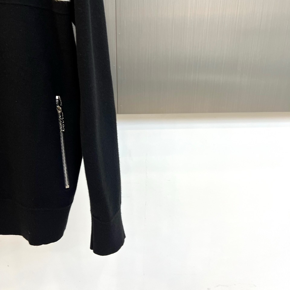 🌾Gucc古驰、2025秋冬新品针织开衫，以高级灰色调演绎现代休闲美学。款式采用立领设计搭配银色拉链开合