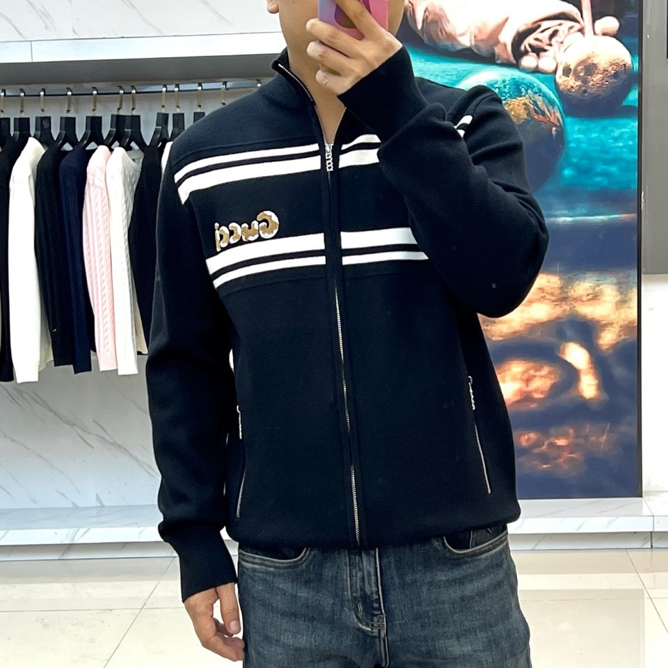 🌾Gucc古驰、2025秋冬新品针织开衫，以高级灰色调演绎现代休闲美学。款式采用立领设计搭配银色拉链开合